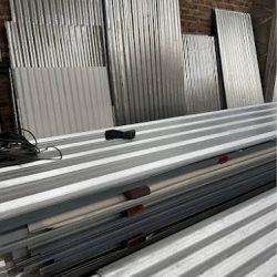 Los Hermanos, Materiales De Construcción